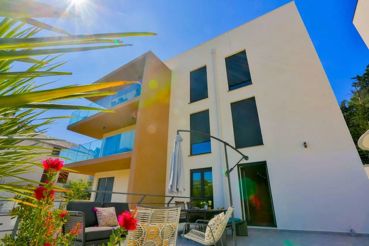 Luxury Urban Villa Apartments With Jacuzzi Split