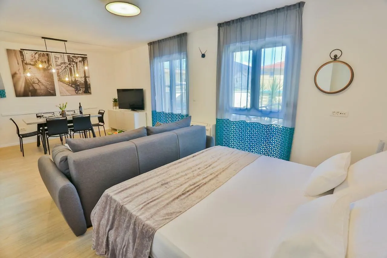 Luxury Urban Villa Apartments With Jacuzzi Split