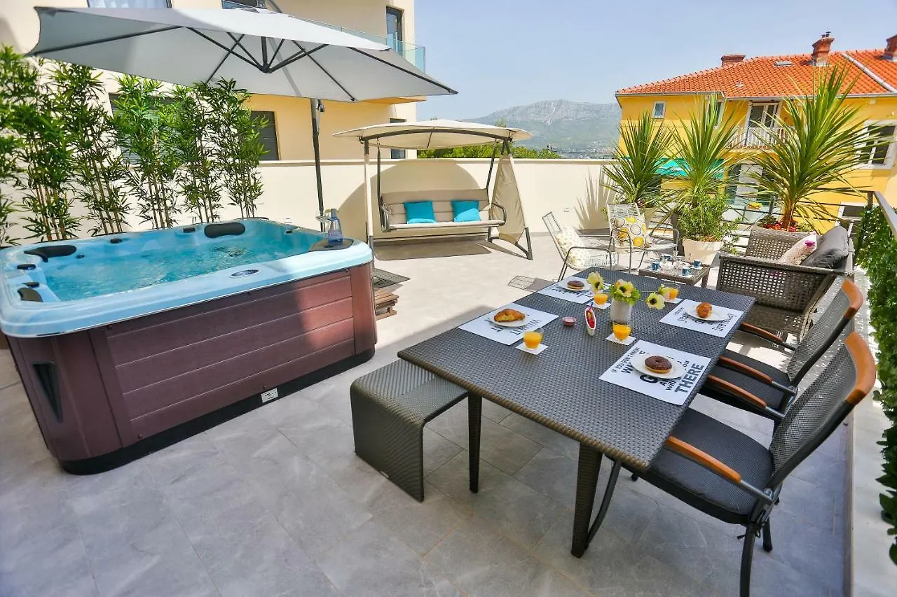 Luxury Urban Villa Apartments With Jacuzzi Σπλιτ