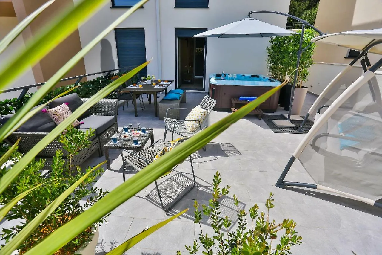 Luxury Urban Villa Apartments With Jacuzzi Σπλιτ